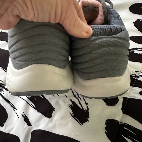 New Balance Grey/Pink Running Sneaker - Worn Once - Women's Size 9 - Picture 4 of 9